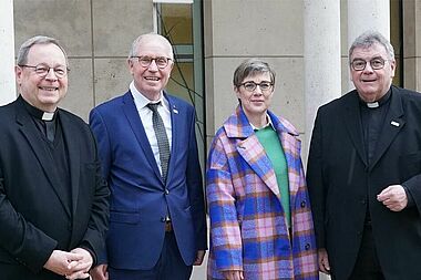 Zu Besuch bei Bischof Dr. Georg Bätzing (links): Bonifatiuswerk-Präsident Manfred Müller (von links), Prof. Hildegard Wustmans, Vorsitzende des Diözesan-Bonifatiuswerkes im Bistum Limburg, und Msgr. Georg Austen, Generalsekretär des Bonifatiuswerkes. (Foto: F. Schuld/Bistum Limburg)