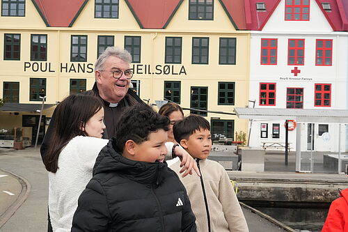 Bonifatiuswerk-Generalsekretär Msgr. Georg Austen mit philippinischen Kindern der Gemeinde unterwegs auf den Färöer-Inseln. Foto: Pfr. Martin Geistbeck