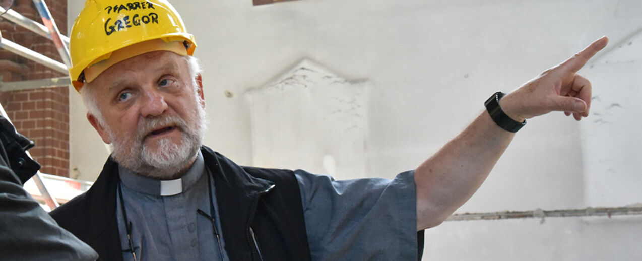 Pfarrer Gregor während der Sanierung in der Kirche. (Foto: Raphael Schmidt)