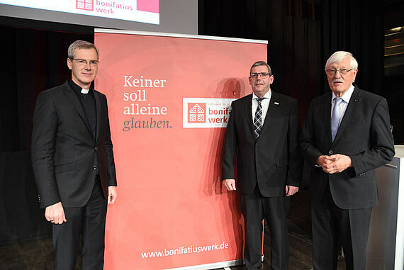 Bischof Dr. Heiner Wilmer, Bonifatiuswerk-Geschäftsführer Ingo Imenkämper und Präsident Heinz Paus. (Foto: Oliver Gierens)