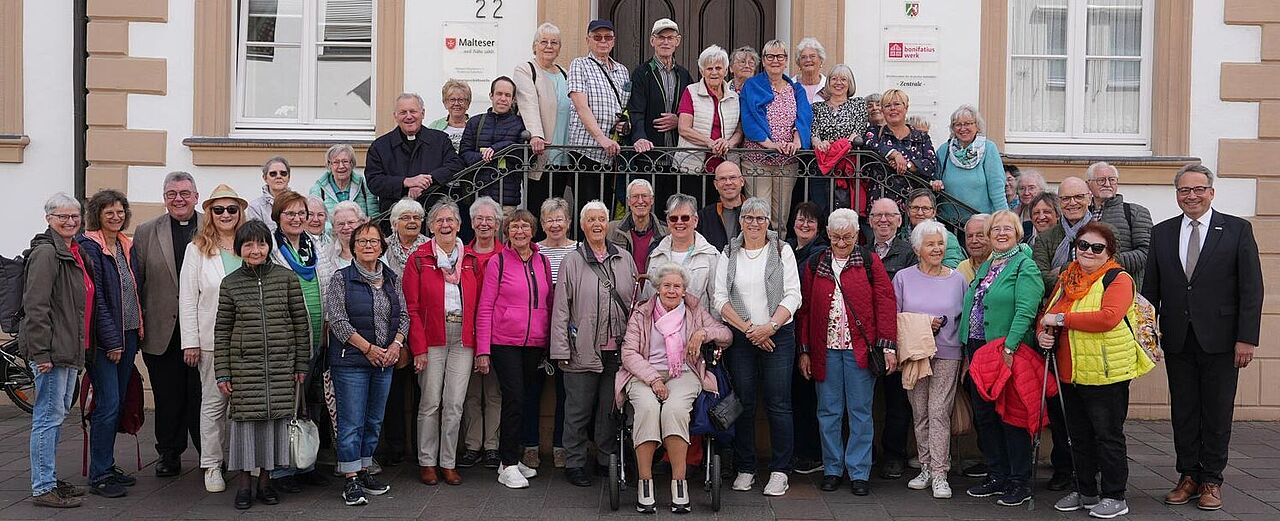 47 Gemeindemitglieder aus der Pfarrei Hl. Katharina Kasper Limburger Land haben das Bonifatiuswerk mit Domkapitular Gereon Rehberg besucht. (Foto: Pia Wittek)
