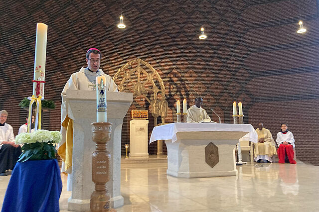 Bischof Raimo Goyarrola zelebrierte nach dem Treffen im Bonifatiushaus einen Gottesdienst in der St. Laurentius Kirche in Paderborn. Foto: Thomas Twents