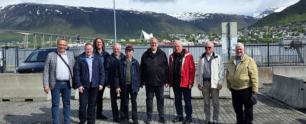 Gut gelandet: Die Reiseteilnehmer auf Entdeckungstour in Tromsø mit Andreas Kaiser, Referent im Stiftungszentrum des Bonifatiuswerkes (l.). (Foto: privat)