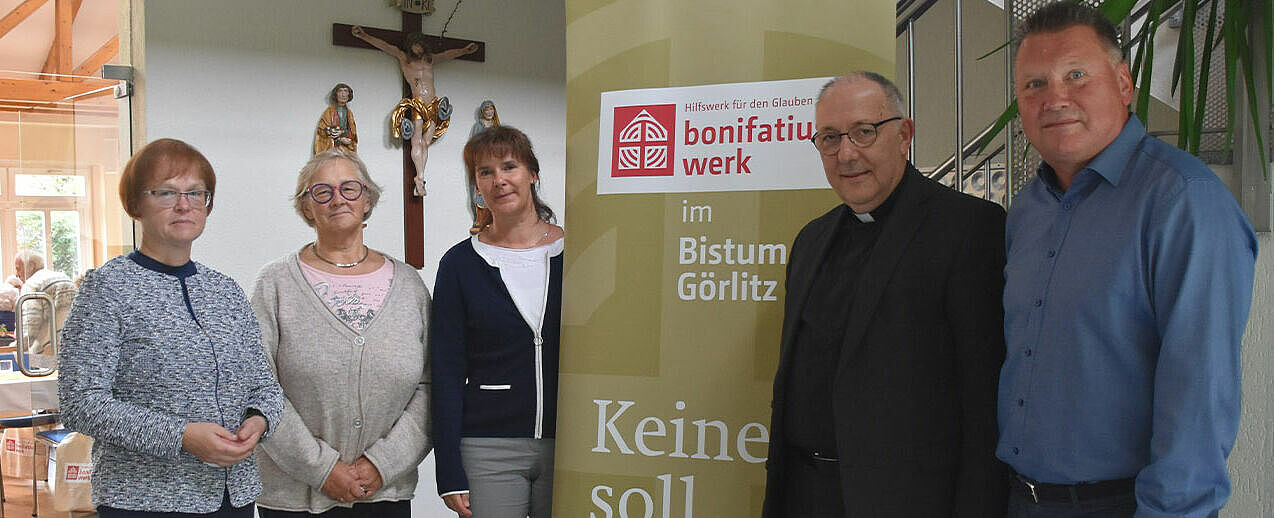 Der neue Vorstand des Diözesan-Bonifatiuswerkes im Bistum Görlitz (von links) mit Bischof Wolfgang Ipolt (Zweiter von rechts): Regina Pätzold, Gabriele Jakobasch, Mechthild Eigl und Clemens Kube. Nicht auf dem Bild ist Pfarrer Norbert Joklitschke, der in Abwesenheit für weitere fünf Jahre zum Vorsitzenden des DBW ernannt wurde. (Foto: DBW Görlitz)
