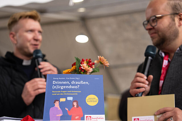Pfarrer Dr. Nils Petrat (li.) und Julian Heese (Bonifatiuswerk). Foto: Hartmut Salzmann