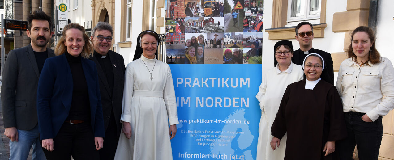 Julia Jesse (Bonifatiuswerk) und Msgr. Georg Austen (Generalsekretär des Bonifatiuswerkes) (2/3. v.l.) begrüßen die Mentoren im Bonifatiushaus: Ivan Sovic, Sr. Diana, Sr. Ane-Elisabeth, Pater Lukas, Sr. Marcelina und Ricarda Clasen (v.l.) (Foto: Theresa Meier)