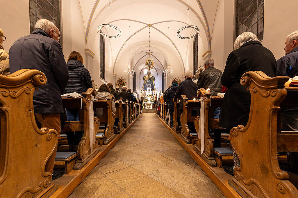 350 Menschen kamen zur Feier der Osternacht.