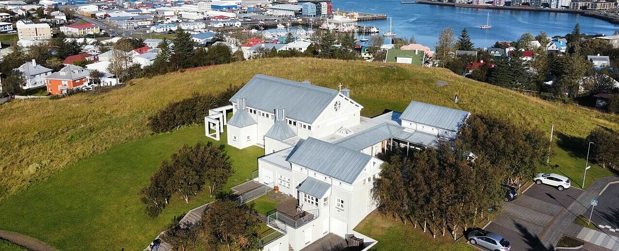 Dank der Unterstützung des Bonifatiuswerks erstrahlt die Kirche in Hafnarfjördur im neuen Glanz. (Foto: Ivan Sović)