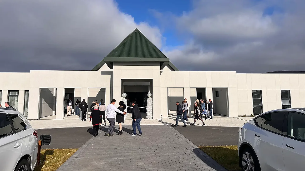 Beeindruckende Schlichtheit: Das Portal der neuen Kirche in Selfoss. Foto: Yvonne Willicks