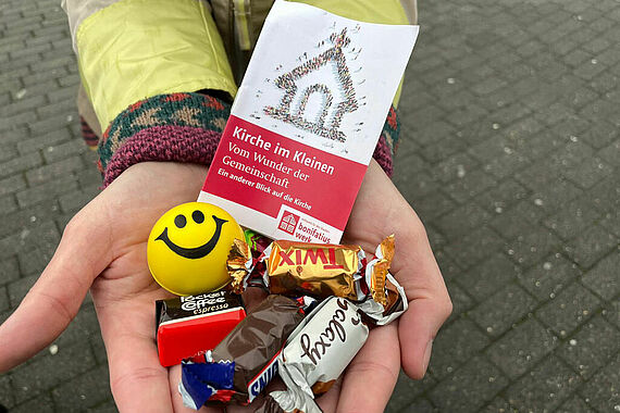 Neben Süssigkeiten und Kaffee wurde auch ein Heft "Kirche im Kleinen" des Bonifatiuswerkes verteilt. (Foto: Agnieszka Jurczyk) 