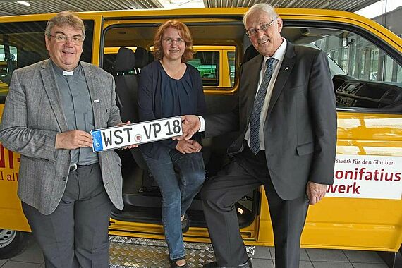 Monsignore Georg Austen (v. l.), Jutta Steinkamp, Pfarrer Wilhelm Landwehr. Foto: Sr. Theresita M. Müller