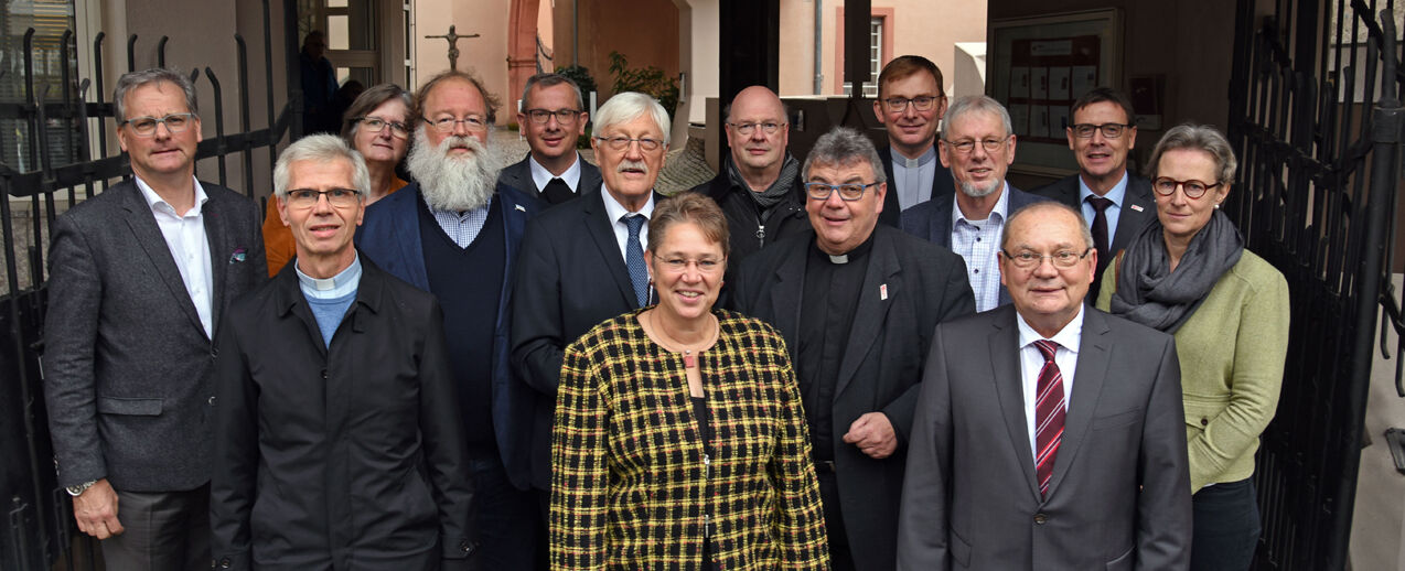 Members oft he Bonifatius Council and the management in front of the entrance of "Ehrbacher Hof" in Mainz. (Photo: Patrick Kleibold)