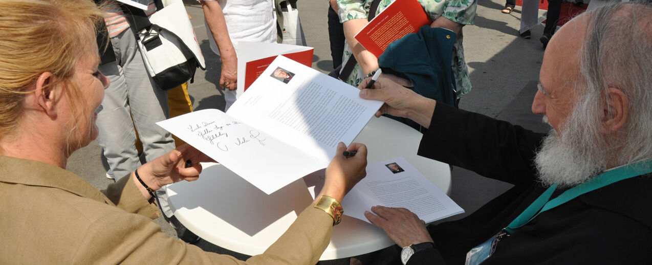 Sylvia Vandermeer und P. Anselm Grün signieren ihr Buch. Foto: Sr. Theresita M. Müller