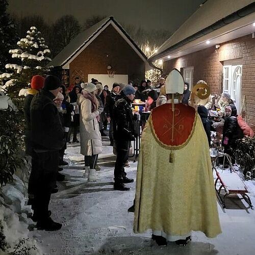 In Neukloster lauschten die Menschen den Nikolaus-Geschichten. (Foto: Ute Weng)