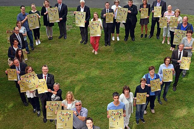 Christliche Identität ist ohne andere nicht denkbar. Die Mitarbeiter des Bonifatiuswerkes präsentieren das neue Plakat zur Diaspora-Aktion 2016. Foto: Patrick Kleibold