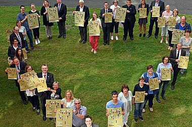 Christliche Identität ist ohne andere nicht denkbar. Die Mitarbeiter des Bonifatiuswerkes präsentieren das neue Plakat zur Diaspora-Aktion 2016. Foto: Patrick Kleibold