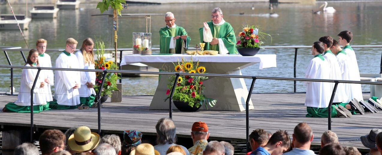 Bild eines Gottesdienstes des Bonifatiuswerkes aus dem Zoo in Karlsruhe. (Foto: Gorny)