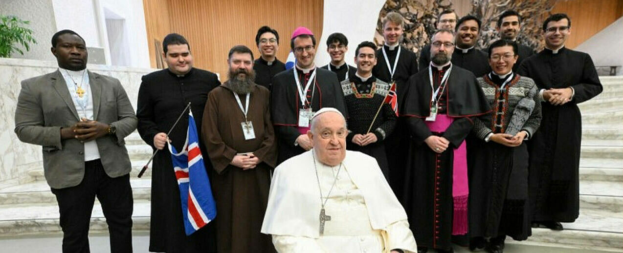 Papst Franziskus hat 1.100 Pilger aus Skandinavien empfangen. Begleitet wurden die  Pilger unter anderem von den Bischöfen Raimo Ramón Goyarrola (Helsinki) (4.v.l.), David Tencer (Reykjavik) (3.v.l.) sowie dem Osloer Bischofsvertreter (Koadjutor) Frederik Hansen (5.v.r.). (Foto: Vatican Media)