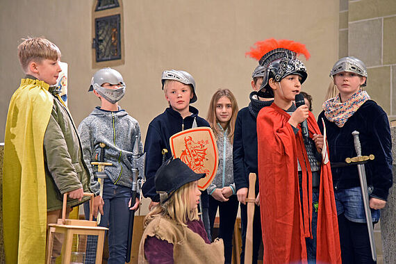 Die Kinder der vierten Klasse der Neuenbekener Grundschule führen das traditionelle Martinsspiel auf. Foto: Kleibold