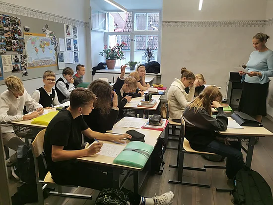Schülerinnen und Schüler während des Unterrichts an der Michaelschule in Tallinn. (Foto: Bonifatiuswerk) 