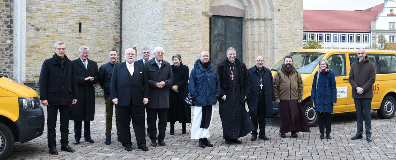 Eigens für den Gottesdienst zur Diaspora-Eröffnung wurde die Bernwardstür am Hildesheimer Dom geöffnet. V.l.n.r: Bischof Heiner Wilmer, der Ehrenpräsident des Bonifatiuswerks Georg Freiherr von und zu Brenken, Professor Dr. Jan Loffeld, Staatssekretär Heiger Scholz (Niedersächsisches Ministerium für Soziales, Gesundheit und Gleichstellung), Bonifatiuswerk-Geschäftsführer Ingo Imenkämper, Heinz Paus, Präsident des Bonifatiuswerks, Kerstin Gäfgen-Track, evangelische Oberlandeskirchenrätin im Landeskirchenamt Hannover, Bischof Erik Varden aus Trondheim/Norwegen, Erzbischof Zbigņev Stankevičs aus Riga/Lettland, Bischof Wolfgang Ipolt aus Görlitz, Bischof David Tencer aus Reykjavik/Island, Sr. Regina Stallbaumer vom Jesuiten-Flüchtlingsdienst und Belit Onay, Oberbürgermeister von Hannover. (Foto: Oliver Gierens)