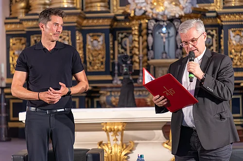 Der Paderborner Erzbischof Dr. Udo Markus Bentz, Schirmherr des Bonifatiuswerkes, bildete mit einem Segensgebet den geistlichen Abschluss. Foto: Hartmut Salzmann