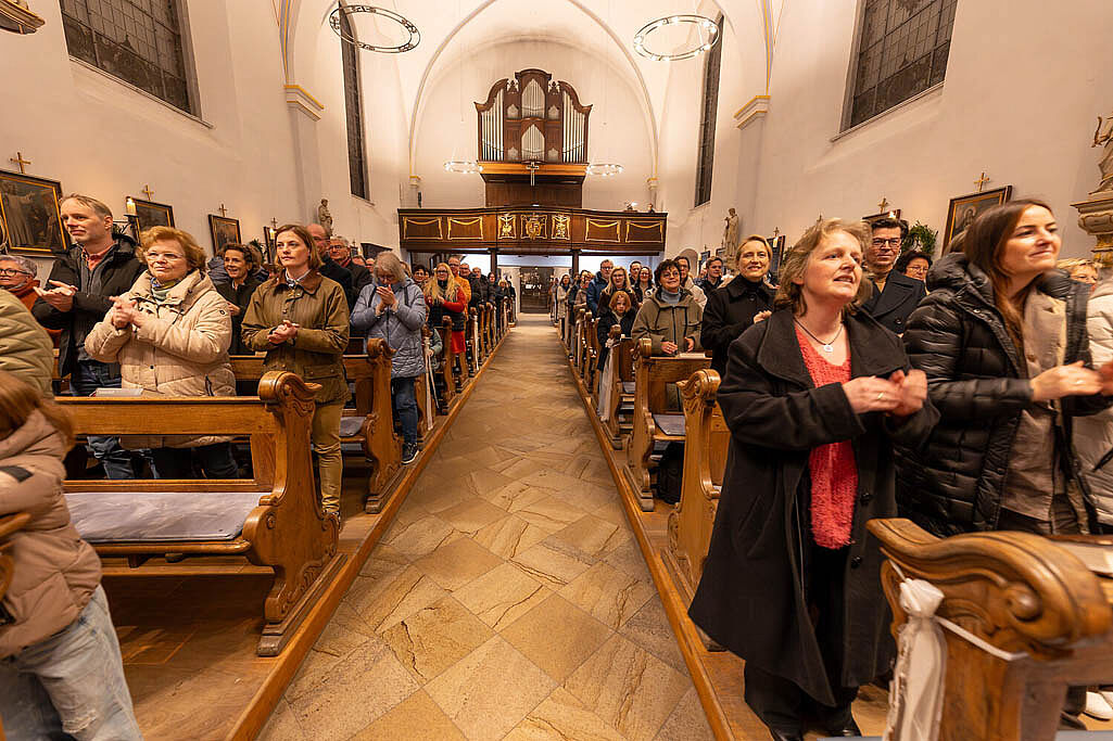350 Menschen kamen zur Feier der Osternacht und klatschten zu „O happy Day“.