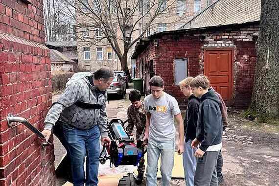 Mit vereinten Kräften wird der Lift in Empfang genommen. (Foto: Bischof Viktor Stulpins)