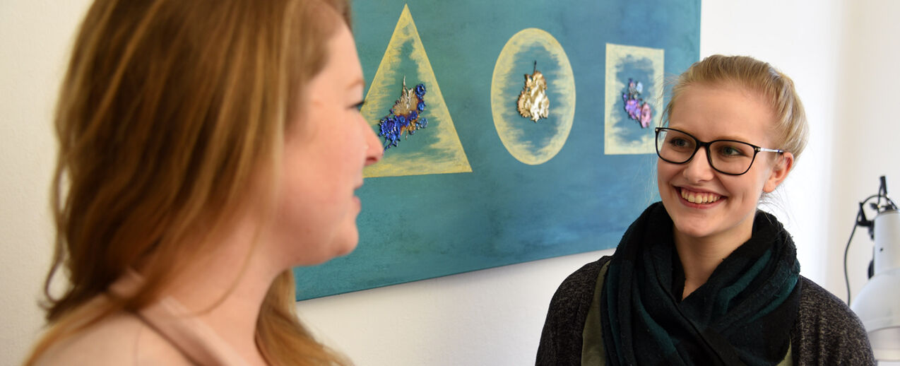 Mirjam Schliephak, die aktuell ihren Freiwilligendienst im Bonifatiuswerk absolviert, im Gespräch mit einer Kollegin (Foto: Theresa Meier)