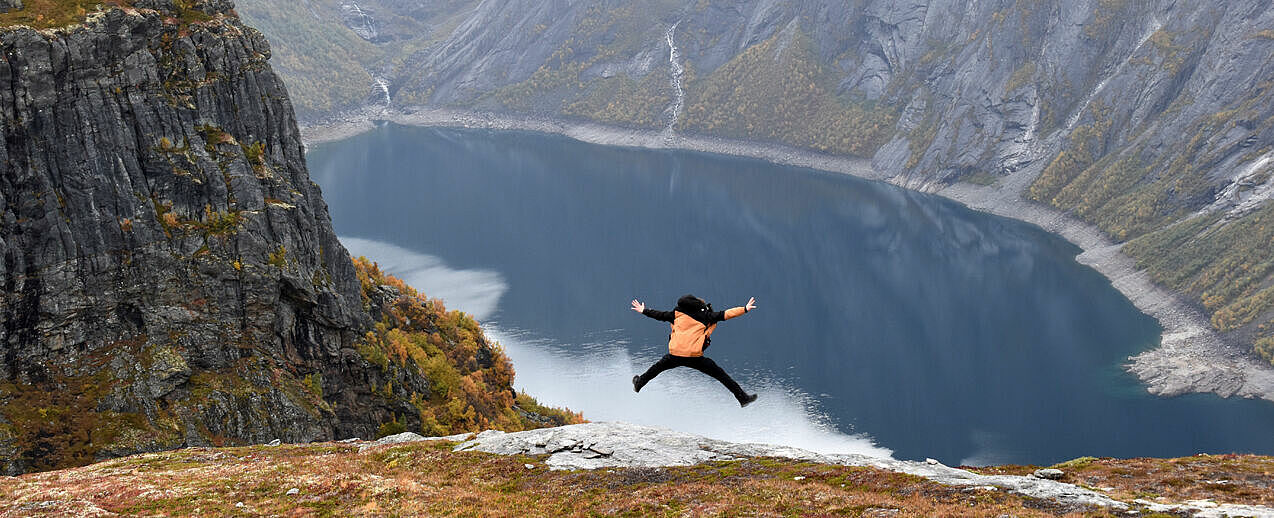 Neue Wege wagen. Atemberaubende Ausblicke während einer Wanderung zur Trolltunga (Trollzunge) in Norwegen. (Foto: Jonas Kocum) 