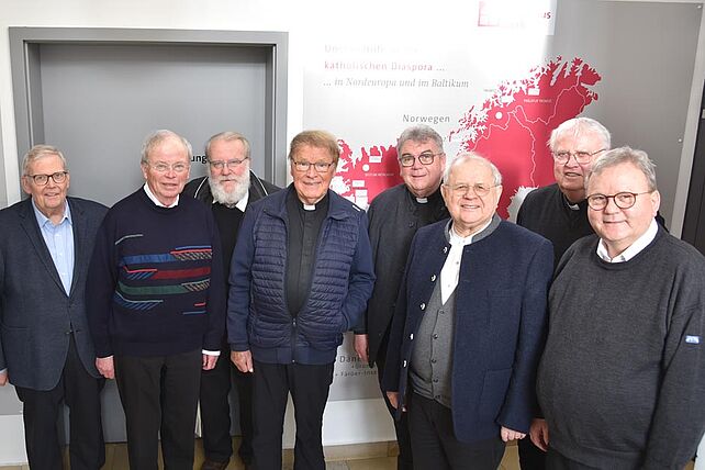 Monsignore Austen, Generalsekretär des Bonifatiuswerkes (4.v.r.) und Julian Heese, Bereichsleiter Missionarische und diakonische Pastoral (links) diskutierten mit den Priestern des Weihejahrgangs 74/75 über eine "Kirche ohne Illusionen"