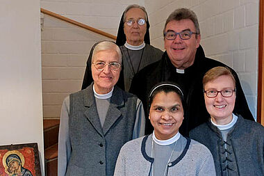 Monsignore Austen besucht das Haus Damiano in Kiel. Von Links: Sr. Juliane, Sr. Klara, Sr. Sunita, Msgr. Austen und Sr. Maria Magdalena. Foto: Bonifatiuswerk