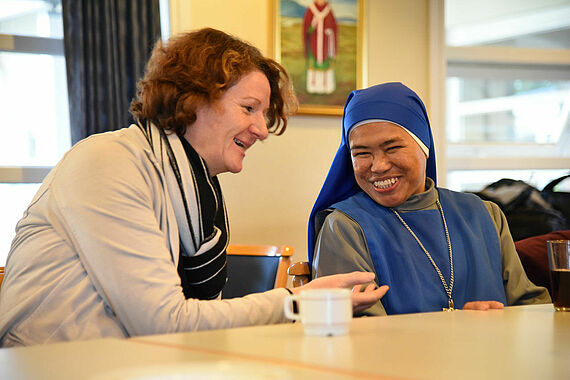 Sister Mary Antipolo im Gespräch mit einer Journalistin (Foto: Theresa Meier)