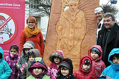 Der größte Nikolaus-Spekulatius der Welt wurde heute von der Sängerin Maite Kelly (li.) und dem Generalsekretär des Bonifatiuswerkes, Monsignore Georg Austen (2. v. re.) in Düsseldorf zum 10-jährigen Jubiläum der Aktion „Weihnachtsmannfreie Zone“ enthüllt. Gebacken hat ihn Bäcker Josef Hinkel (3. v. re), für das Guinness Buch der Rekorde vermessen Rechtsanwalt Dr. Johannes Grooterhorst (re.). Die Kinder des Caritas Familienzentrums Leopoldstraße durften ihn probieren. Foto: Bonifatiuswerk