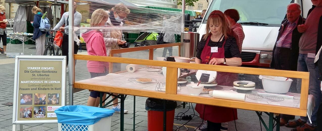 Viele Ehrenamtliche backen wieder für den guten Zweck. (Foto: Dr. Dirk Lenschen)