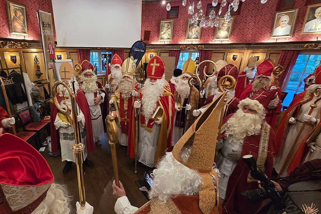 Nun sind die Darsteller bereits in ihr Kostüm geschlüpft. (Foto: Tobias Aldinger)