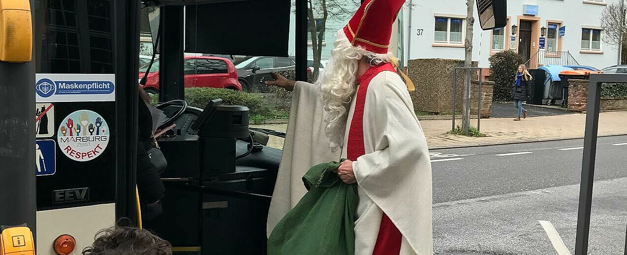 Der Nikolaus beschenkte Passanten, die auf den Bus warten und auch den Busfahrer. (Foto: Kerstin Thies)