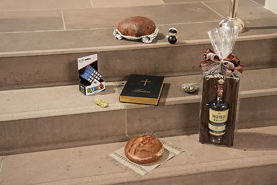 Symbolische Mitbringsel aus den verschiedenen Ländern Europas wurden bei der Gabenbereitung zum Altar getragen. (Foto: Marcus Thielking)