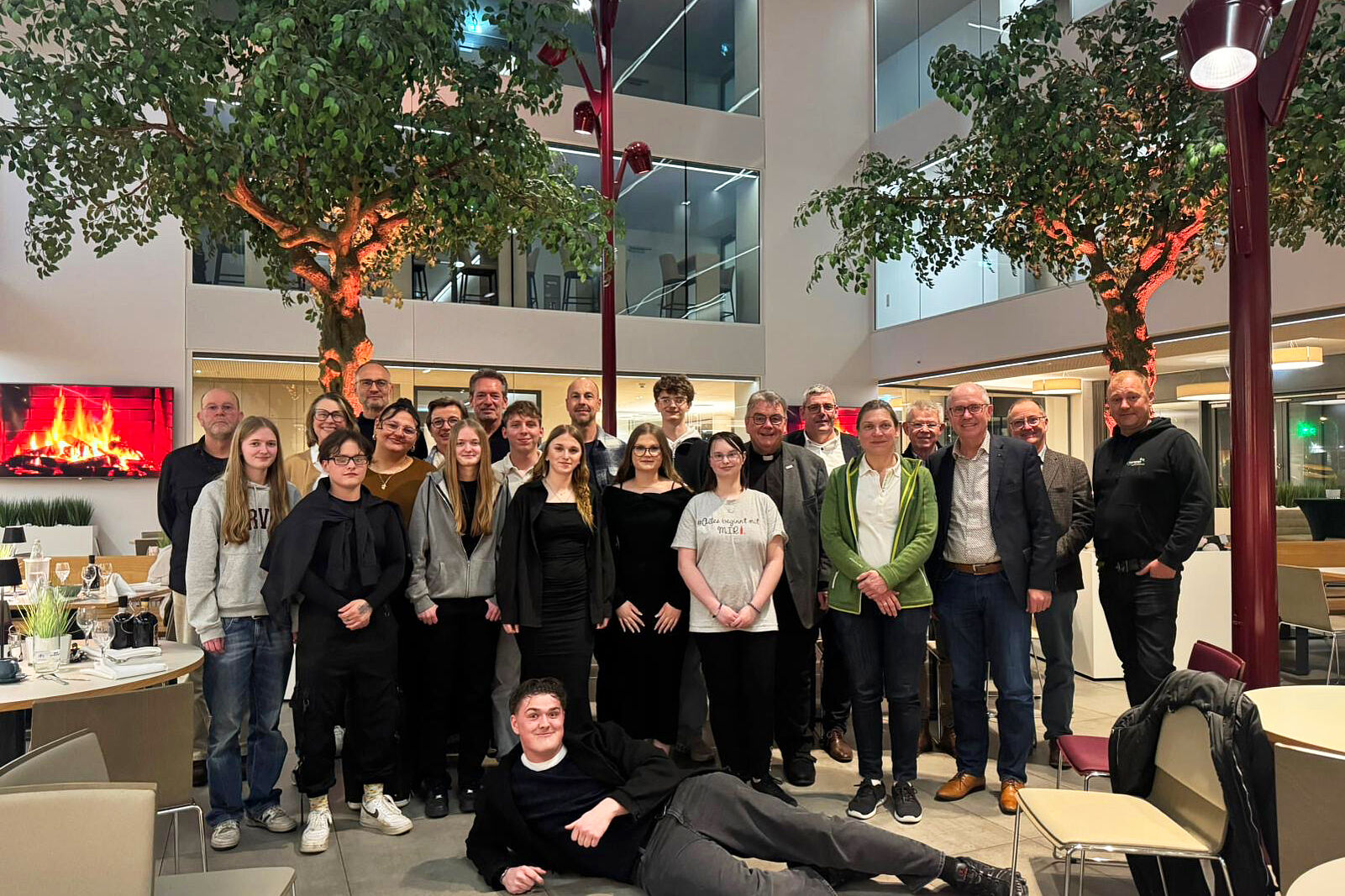 Abschlussabend des Praktikantenprogramms im Hotel Vivendi: Neben den jungen Erwachsenen und den Verantwortlichen aus den Paderborner Betrieben sind dabei: Bonifatiuswerk-Generalsekretär Monsignore Georg Austen (7.v.r.), Bonifatiuswerk-Geschäftsführer Ingo Imenkämper (6.v.r.), Bonifatiuswerk-Präsident Manfred Müller (3.v.r.) und Dr. Till Moog, Präsident des Rotary Clubs Paderborn Stadt+Land (2.v.r.) (Foto: Restaurant Hotel Vivendi)