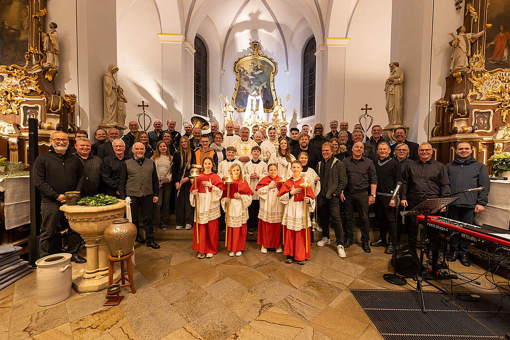 Gruppenbild mit allen Beteiligten.