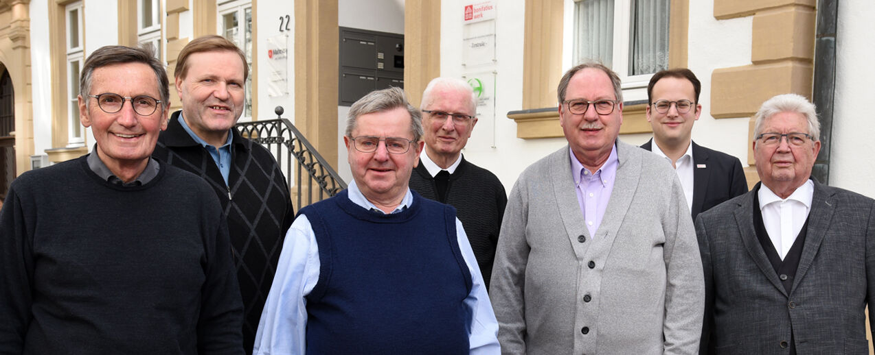 Priester aus dem Bistum Osnabrück werden von Daniel Born, Referent im Bereich missionarische und diakonische Pastoral (h.r.), über die Arbeit des Bonifatiuswerkes informiert (Foto: Theresa Meier)