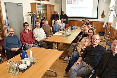 Teilnehmende der Studientage "Evangelisierung" des Erzbistums Paderborn besuchten am Dienstag das Bonifatiuswerk. (Foto: Pia Wittek)