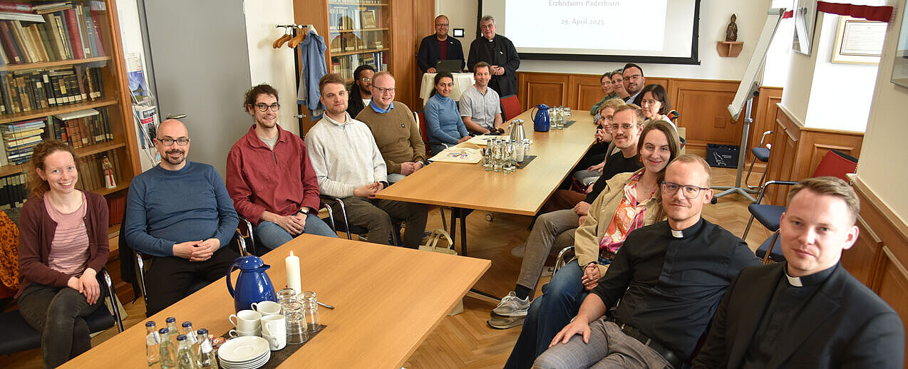Teilnehmende der Studientage "Evangelisierung" des Erzbistums Paderborn besuchten am Dienstag das Bonifatiuswerk. (Foto: Pia Wittek)