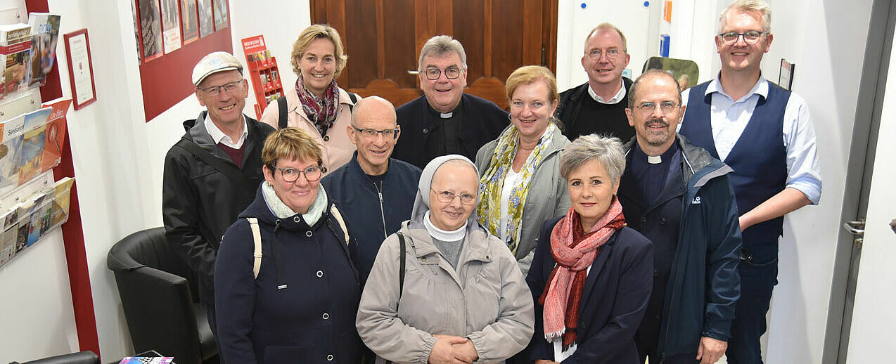 Monsignore Georg Austen (Mitte hinten) und Thomas Twents (rechts) begrüßten die Mitarbeitenden des Erfurter Priesterseminars unter der Leitung von Regens Ansgar Paul Pohlmann (links), Subregens Egon Bierschenk (dritter von rechts) sowie Spiritual Dr. Matthias Hamann (zweiter von rechts). (Foto: Simon Helmers)