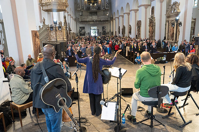 Sorgten für Gänsehaut-Momente im bis auf den letzten Platz gefüllten Würzburger Dom: Judy Bailey und ihre Band. Foto: Hartmut Salzmann