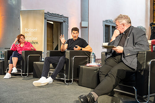 Gesprächsrunde zum Thema Hoffnung, Mut und Zuversicht (von links): Steffi Neu, Stefan Gödde, Bonifatiuswerk-Generalsekretär Monsignore Georg Austen. Foto: Hartmut Salzmann