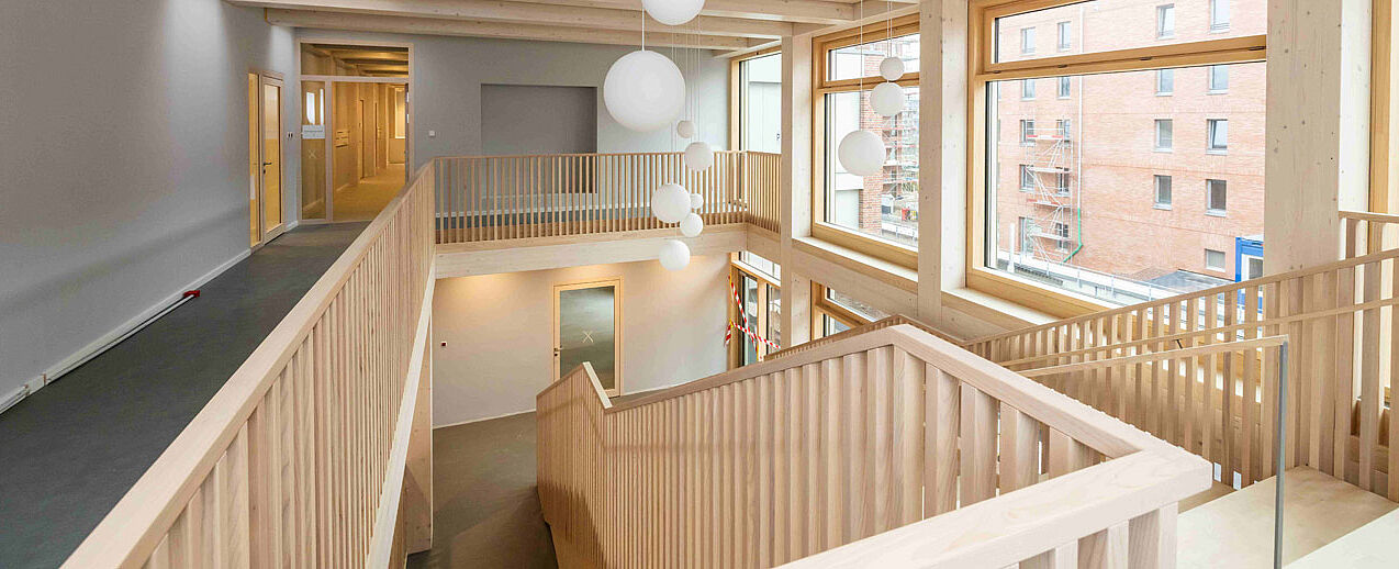 Der lichtdurchflutete Neubau der katholischen Sophienschule. (Foto: Christof Haake)