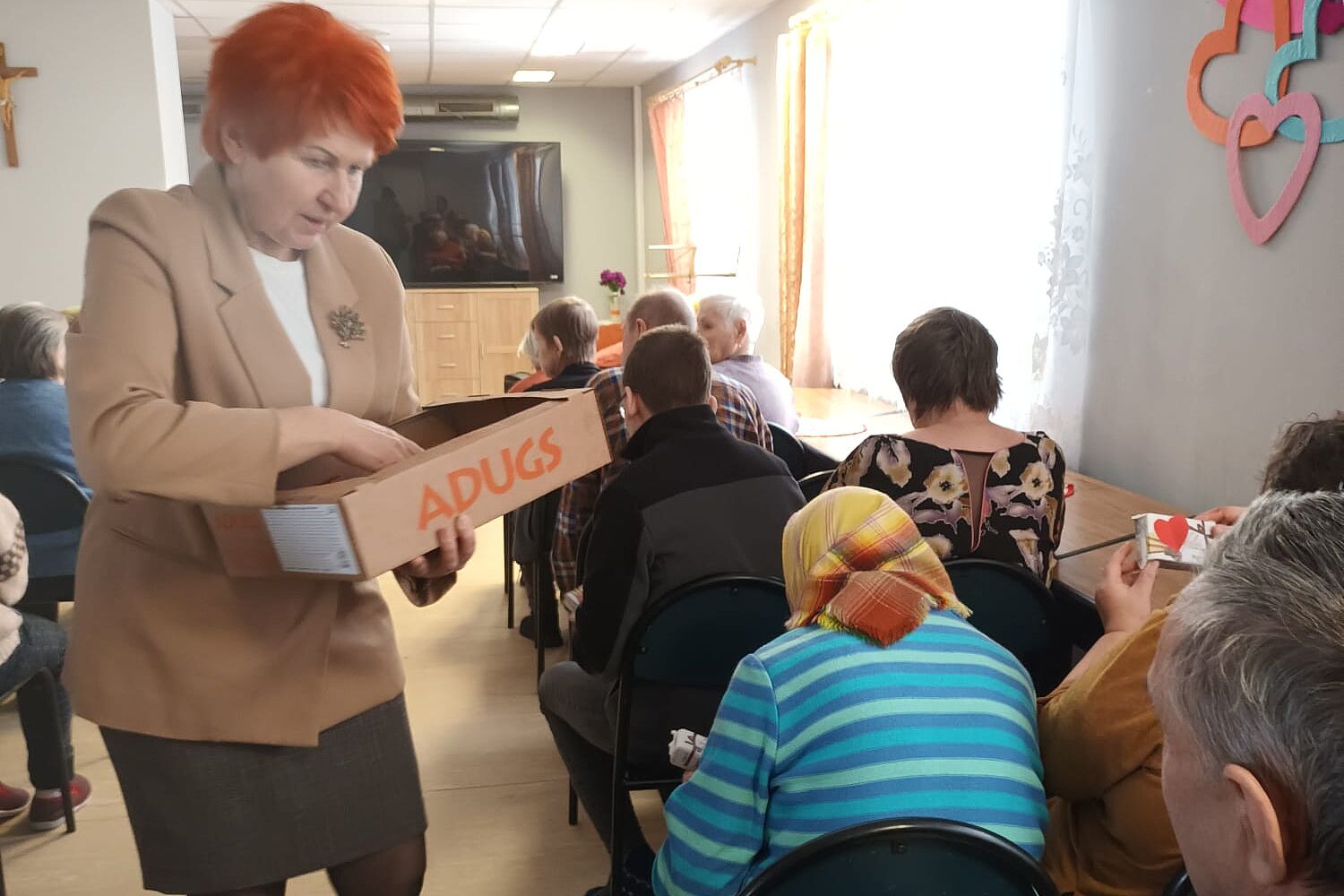 Janīna Kursīte schenkt den Bewohnern des Sozialpflegezentrums "Rušona" kleine Aufmerksamkeiten. (Foto: privat)