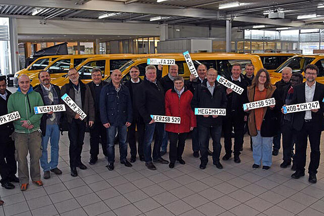 Bereits zum fünften Mal in diesem Jahr hat das Bonifatiuswerk neue BONI-Busse an katholische Gemeinden und Institutionen vergeben. Acht Kirchengemeinden, in denen die Katholiken in einer absoluten Minderheitensituation ihren Glauben leben, konnten ein neues Fahrzeug in Paderborn abholen. Foto: Kleibold