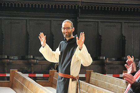 Bruder Arnaud aus Munkeby beim Friedensgebet. (Foto: Matthias Band)